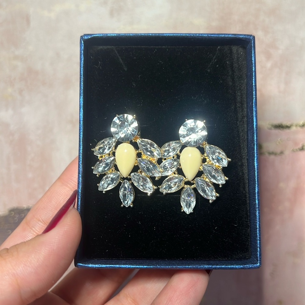 🎀Gorgeous Antique Gold-tine Crystal statement bridal Vintage Pierced Earrings🎀